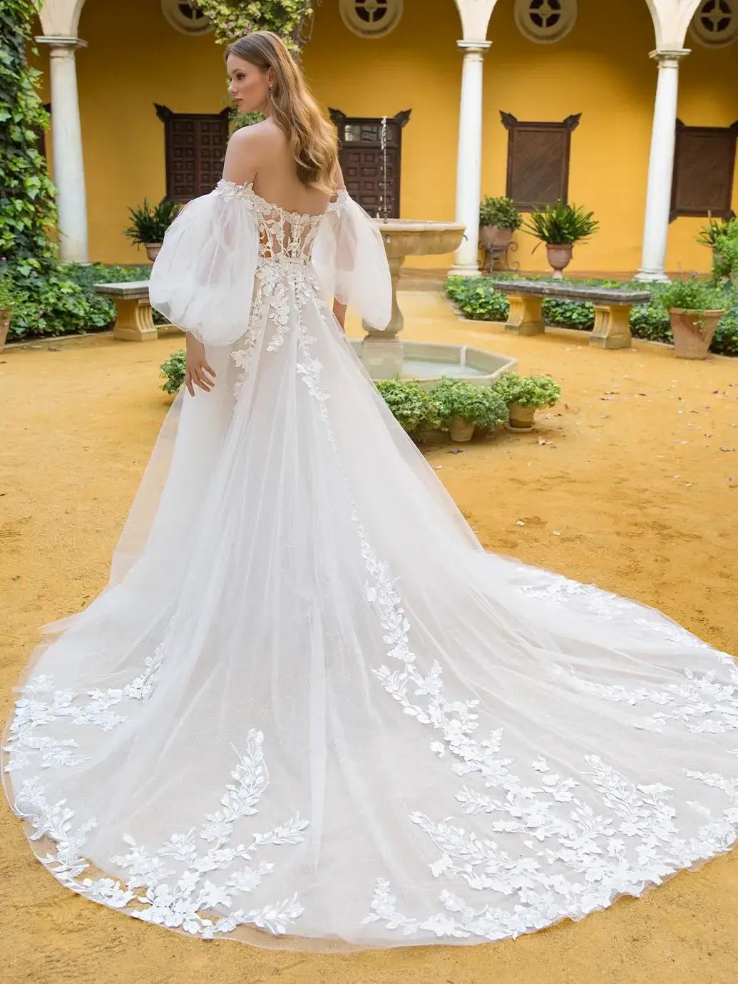 Sleeved Wedding Dresses: Bridal Fashion&#39;s Timeless Comeback Image